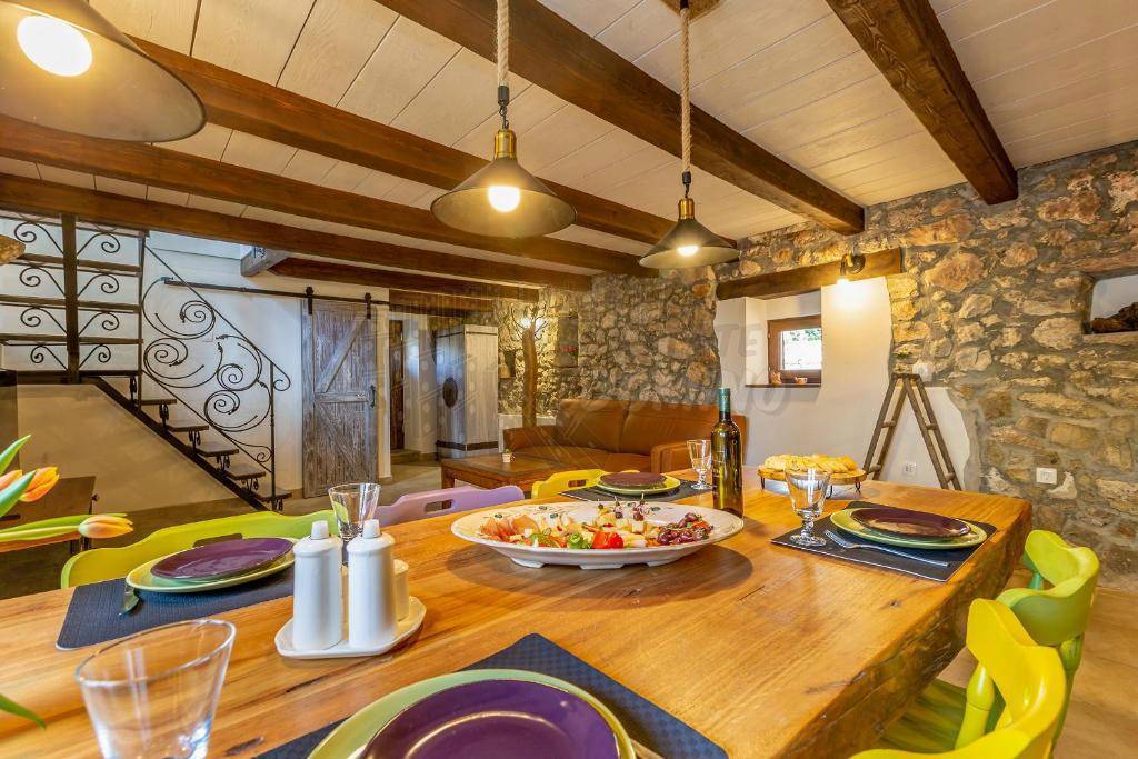 Čudovita obnovljena starina s strešno teraso!