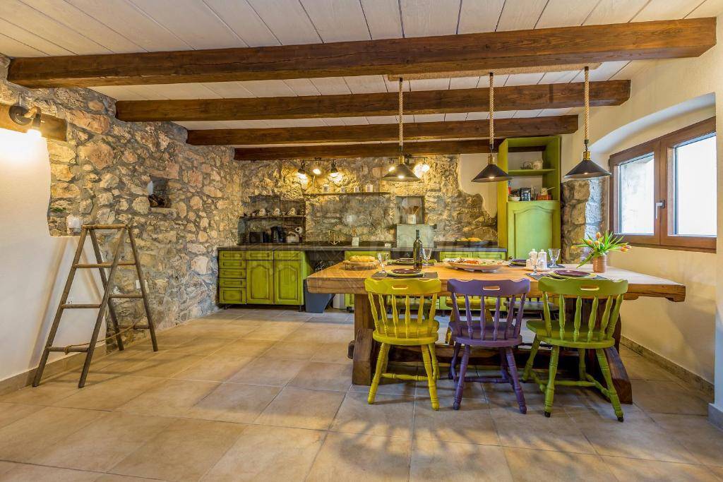 Čudovita obnovljena starina s strešno teraso!