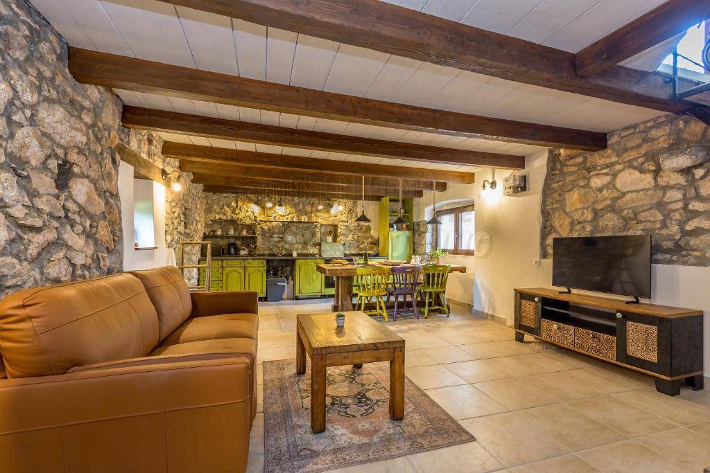 Čudovita obnovljena starina s strešno teraso!