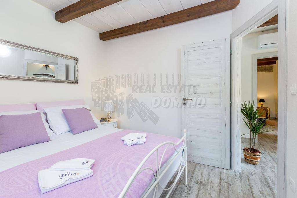 Čudovita obnovljena starina s strešno teraso!