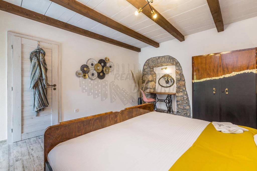 Čudovita obnovljena starina s strešno teraso!