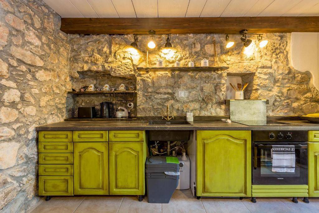 Čudovita obnovljena starina s strešno teraso!