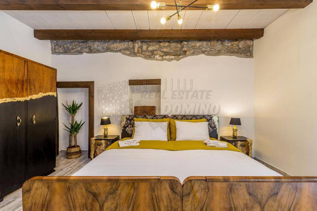 Čudovita obnovljena starina s strešno teraso!