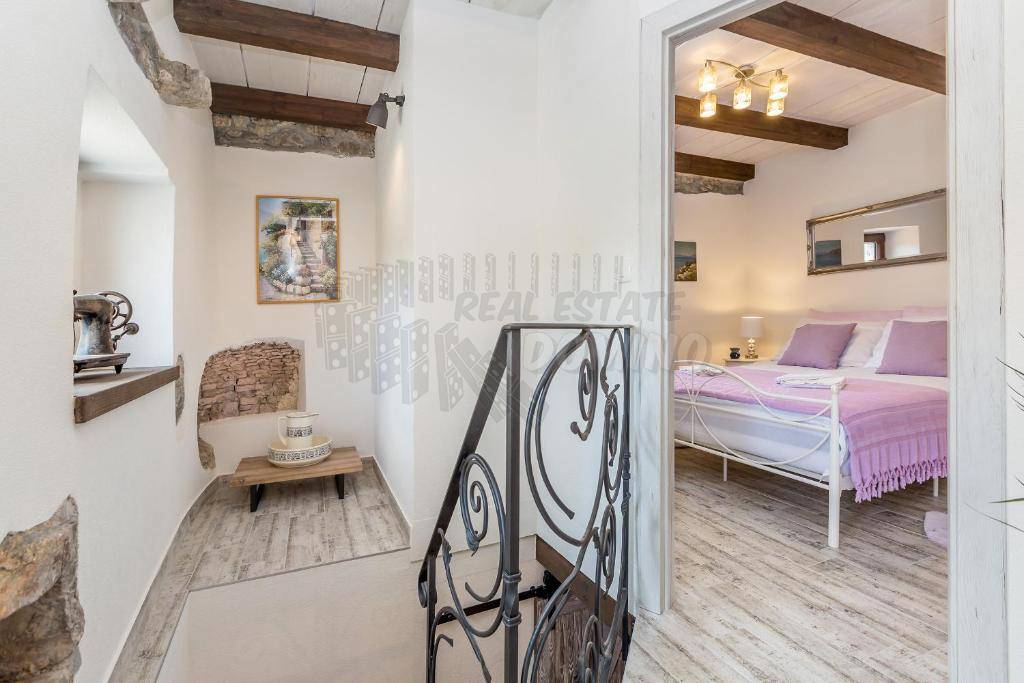 Čudovita obnovljena starina s strešno teraso!