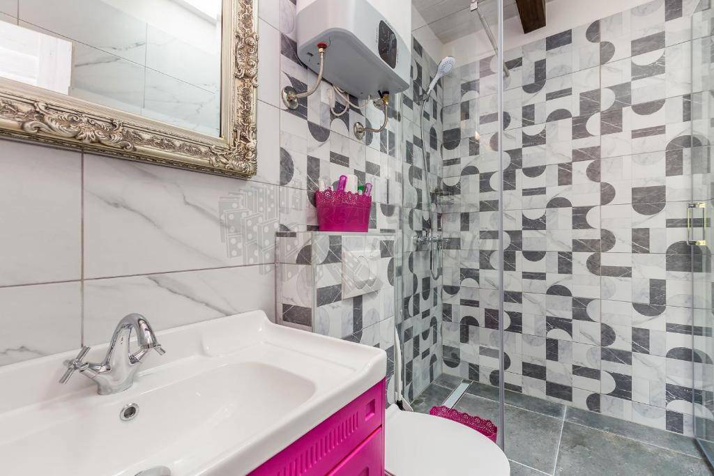 Čudovita obnovljena starina s strešno teraso!