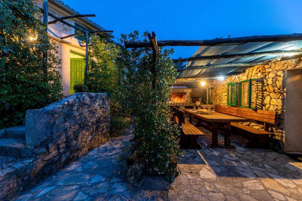 Kompleks obnovljenih hiš na otoku Krk! Dobrinj-okolica