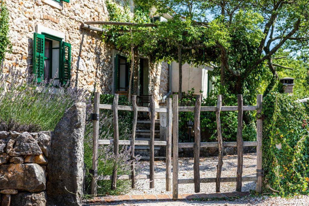 Kompleks obnovljenih hiš na otoku Krk! Dobrinj-okolica