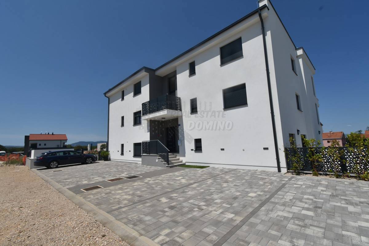 Stanovanje s pripadajočo garsonjero in vrtom! Malinska!