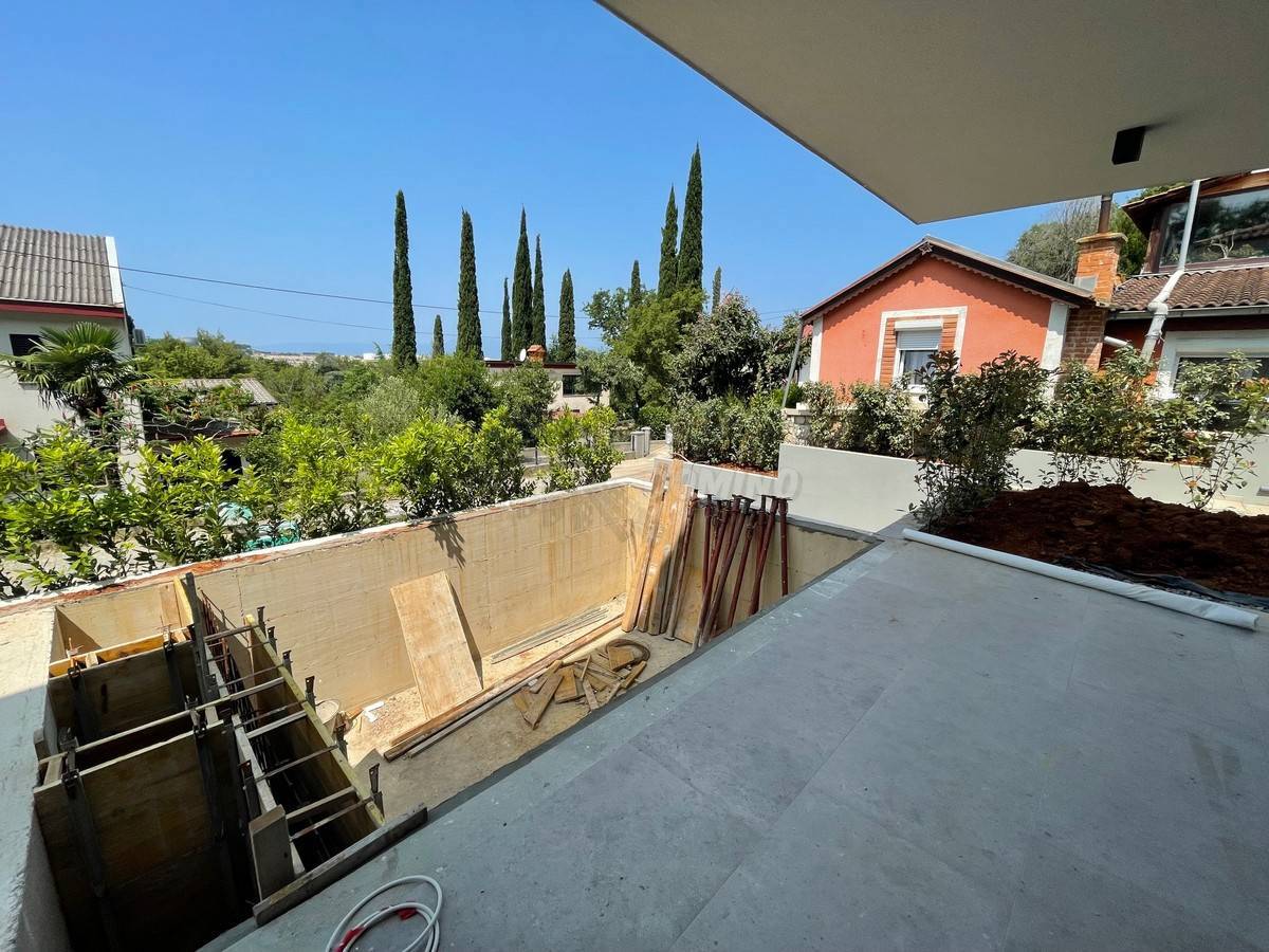 Stanovanje z vrtom in bazenom, novogradnja! Otok Krk