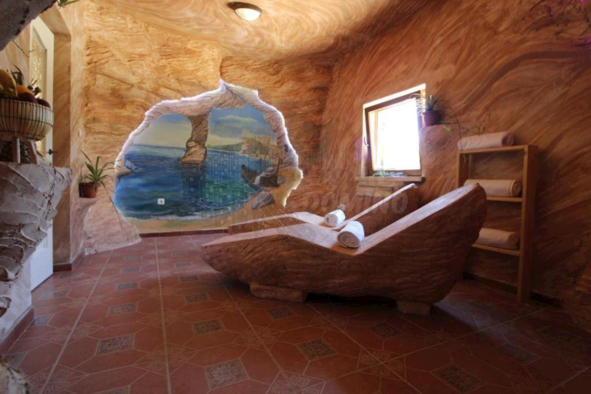 Edinstvena mediteranska vila z bazenom, savno in velikim vrtom!