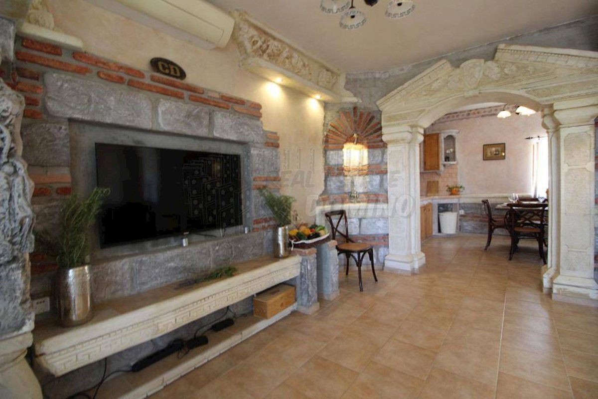 Edinstvena mediteranska vila z bazenom, savno in velikim vrtom!