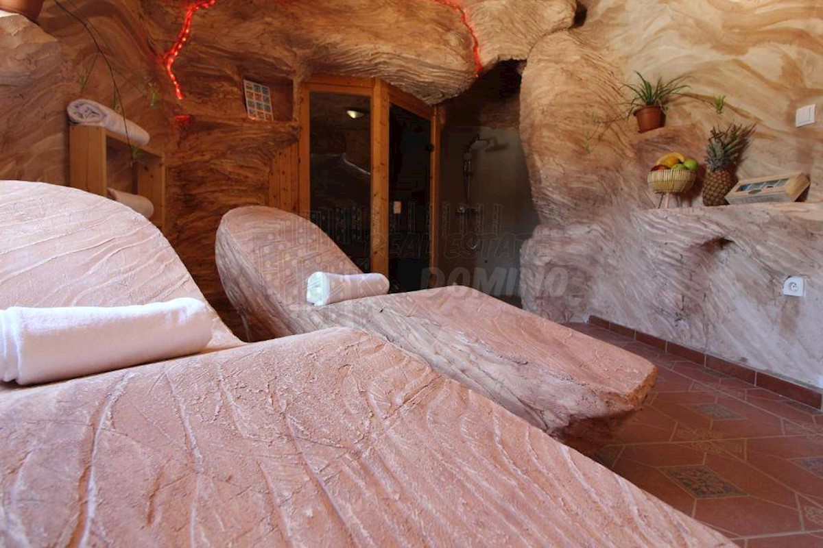 Edinstvena mediteranska vila z bazenom, savno in velikim vrtom!