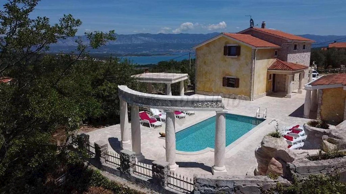 Edinstvena mediteranska vila z bazenom, savno in velikim vrtom!