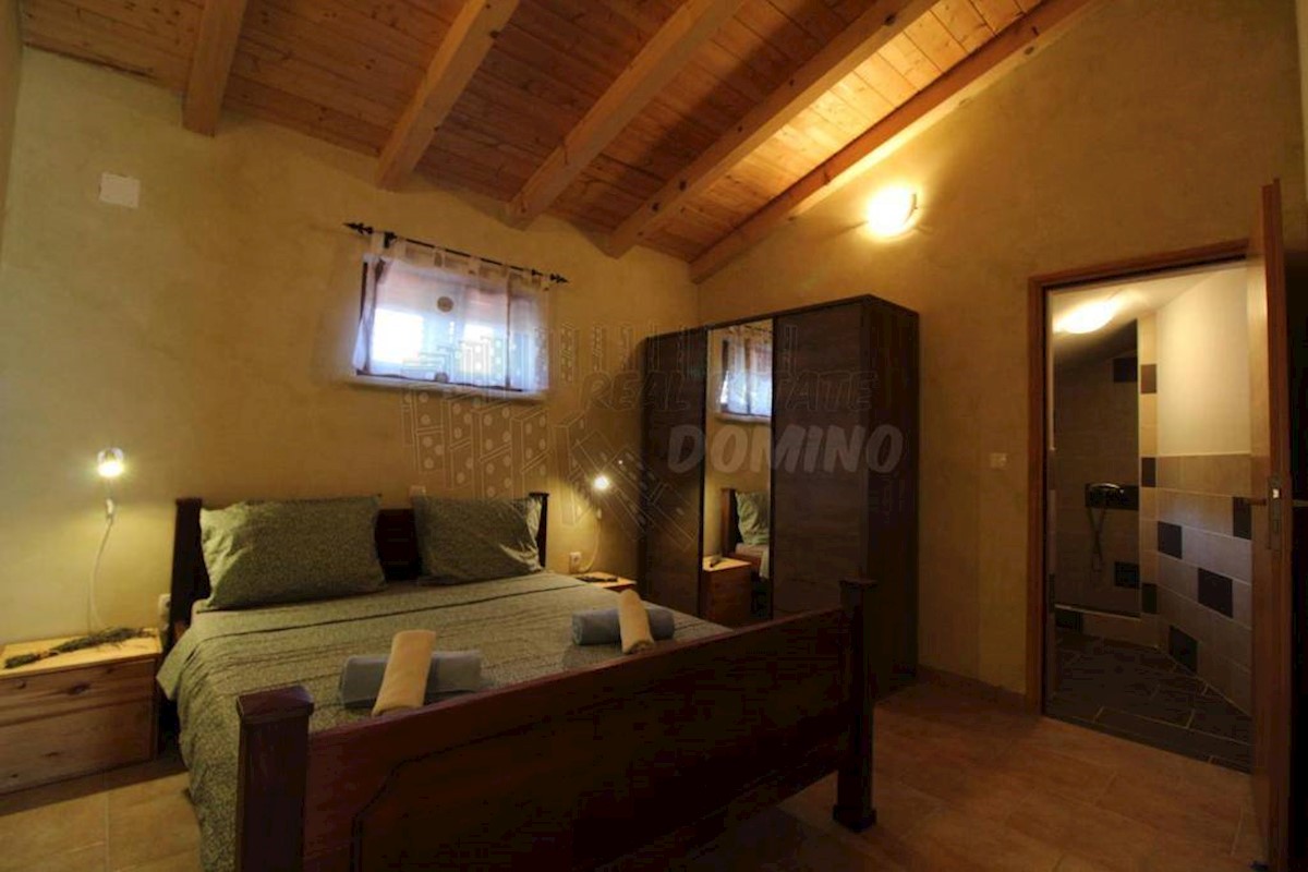 Edinstvena mediteranska vila z bazenom, savno in velikim vrtom!