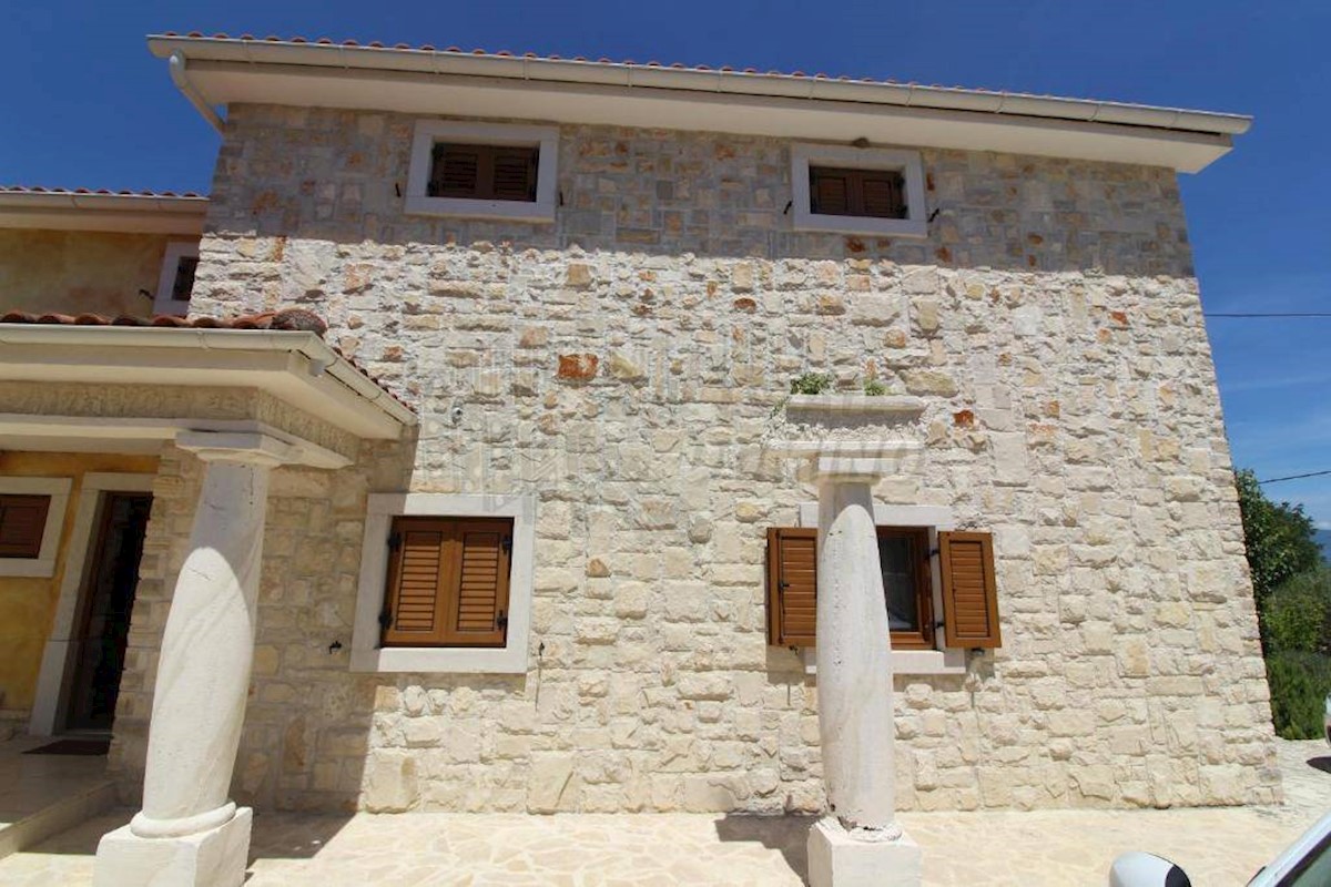 Edinstvena mediteranska vila z bazenom, savno in velikim vrtom!