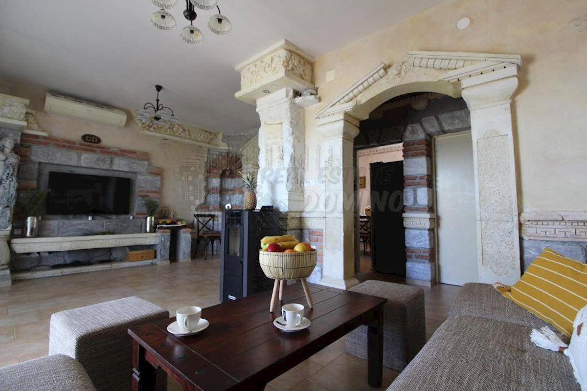 Edinstvena mediteranska vila z bazenom, savno in velikim vrtom!