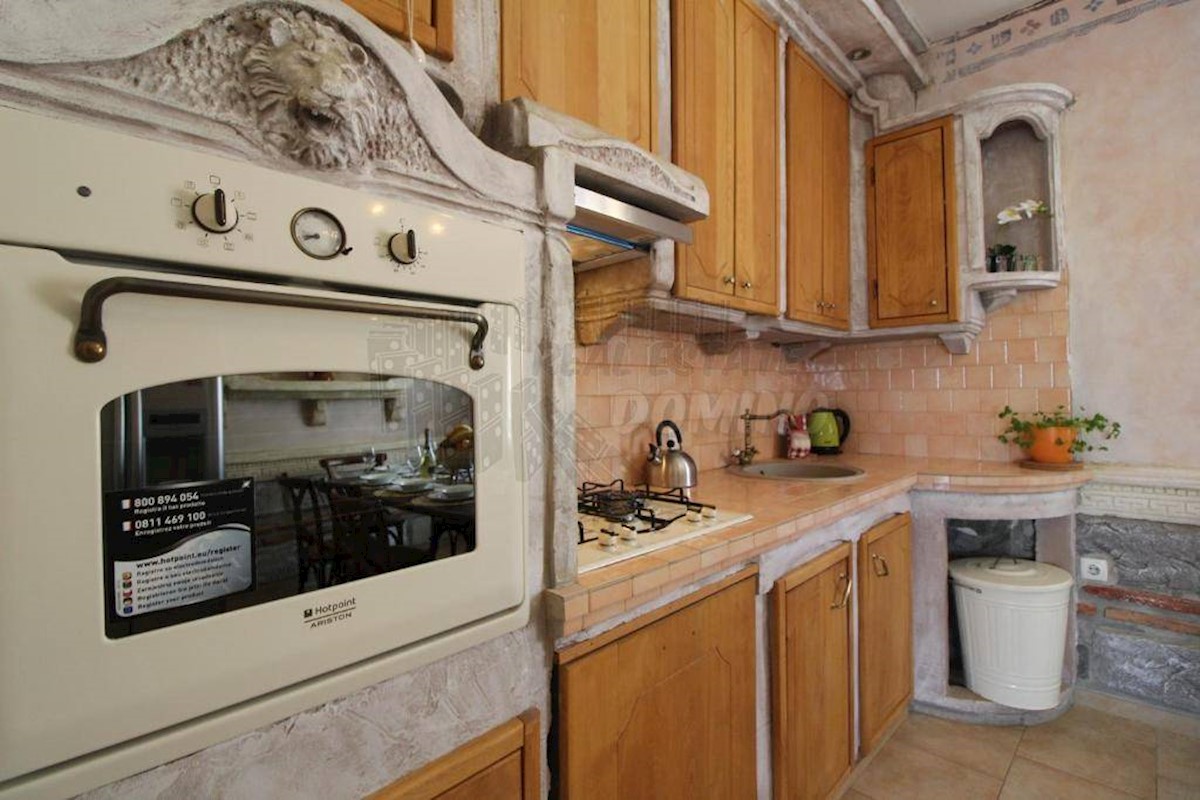 Edinstvena mediteranska vila z bazenom, savno in velikim vrtom!