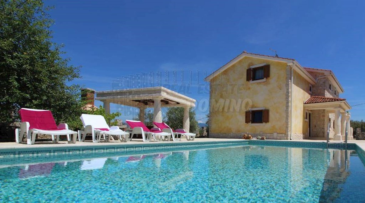 Edinstvena mediteranska vila z bazenom, savno in velikim vrtom!