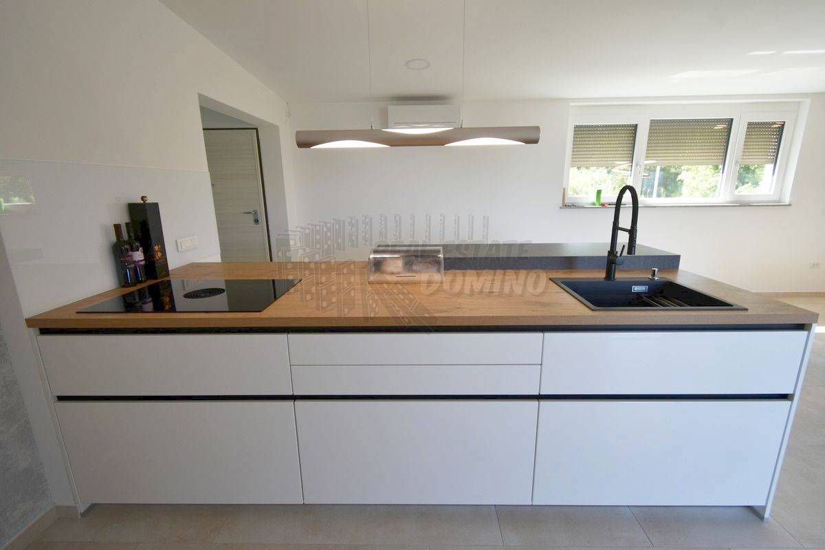 Luksuzni penthouse z bazenom na strehi in odprtim pogledom na morje!