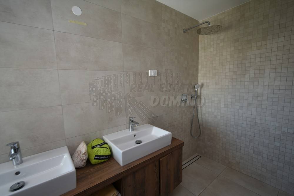 Luksuzni penthouse z bazenom na strehi in odprtim pogledom na morje!