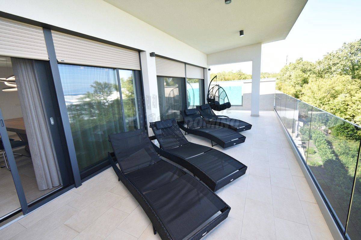 Luksuzni penthouse z bazenom na strehi in odprtim pogledom na morje!