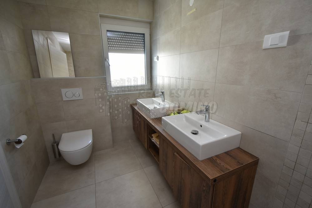 Luksuzni penthouse z bazenom na strehi in odprtim pogledom na morje!