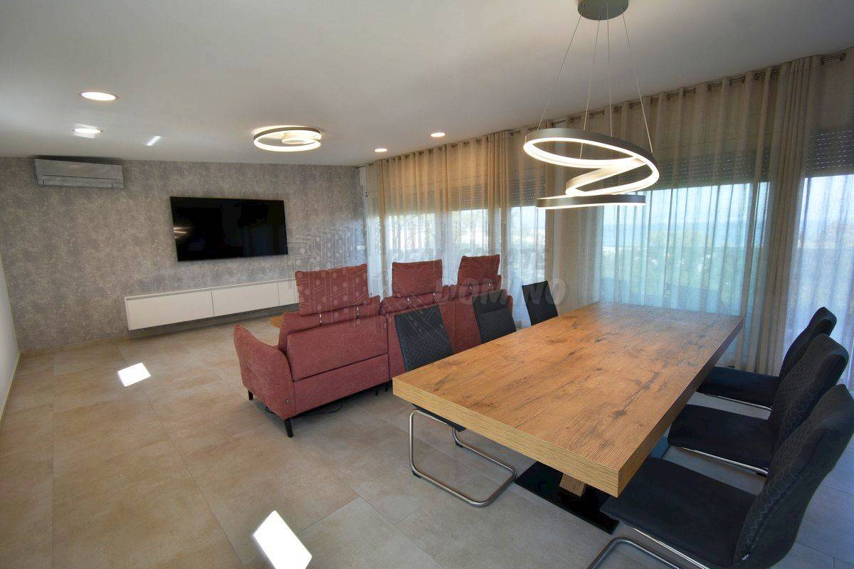 Luksuzni penthouse z bazenom na strehi in odprtim pogledom na morje!