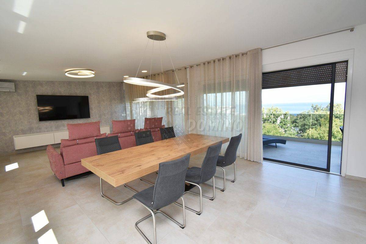 Luksuzni penthouse z bazenom na strehi in odprtim pogledom na morje!