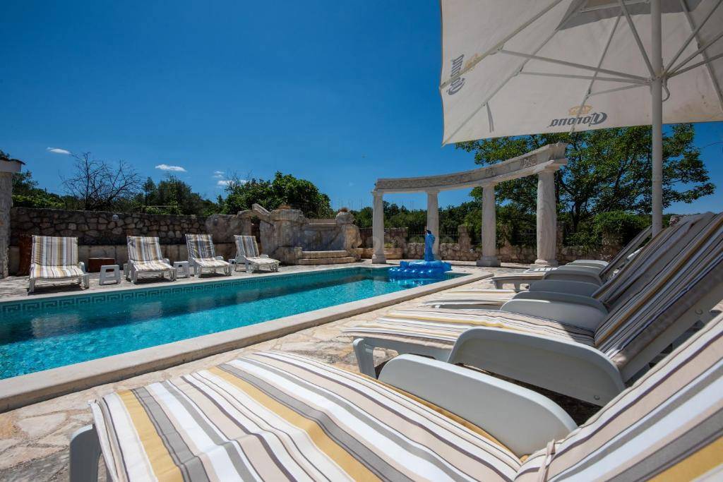 Edinstvena mediteranska vila z bazenom, savno in velikim vrtom!