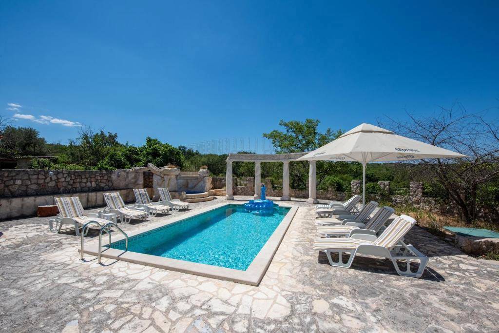 Edinstvena mediteranska vila z bazenom, savno in velikim vrtom!