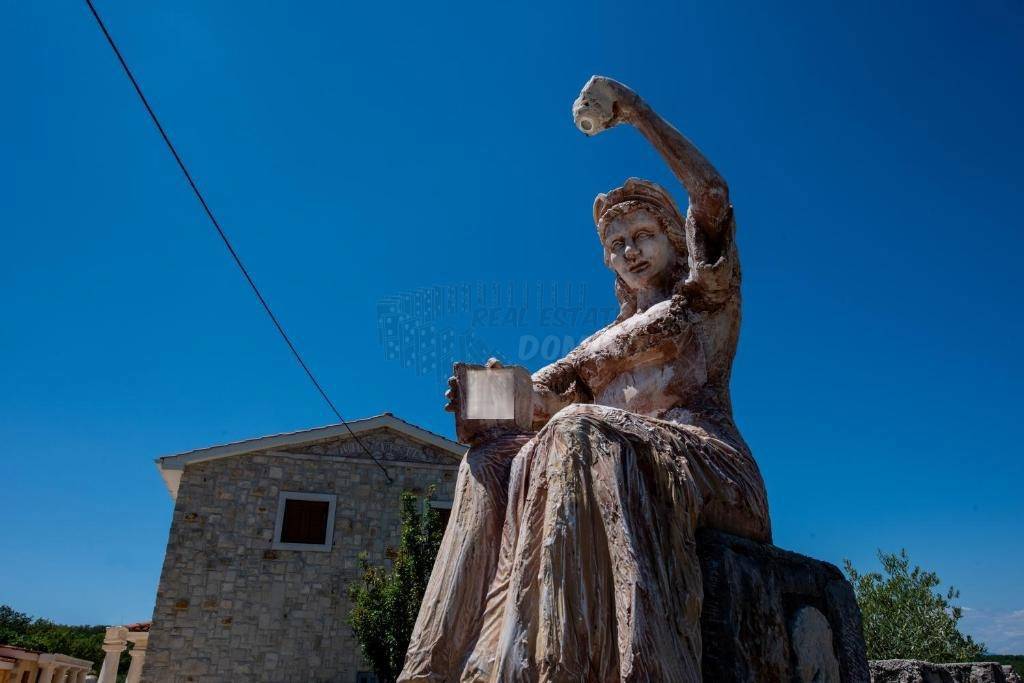 Edinstvena mediteranska vila z bazenom, savno in velikim vrtom!