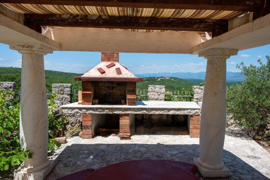 Edinstvena mediteranska vila z bazenom, savno in velikim vrtom!