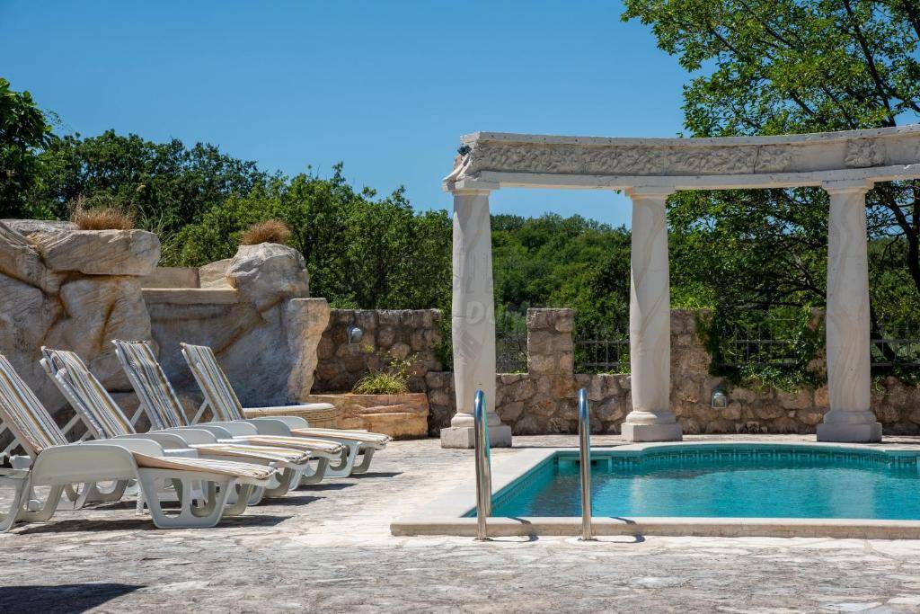 Edinstvena mediteranska vila z bazenom, savno in velikim vrtom!