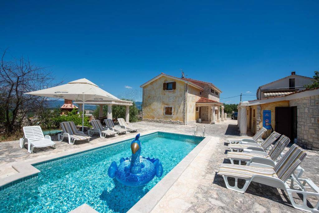 Edinstvena mediteranska vila z bazenom, savno in velikim vrtom!