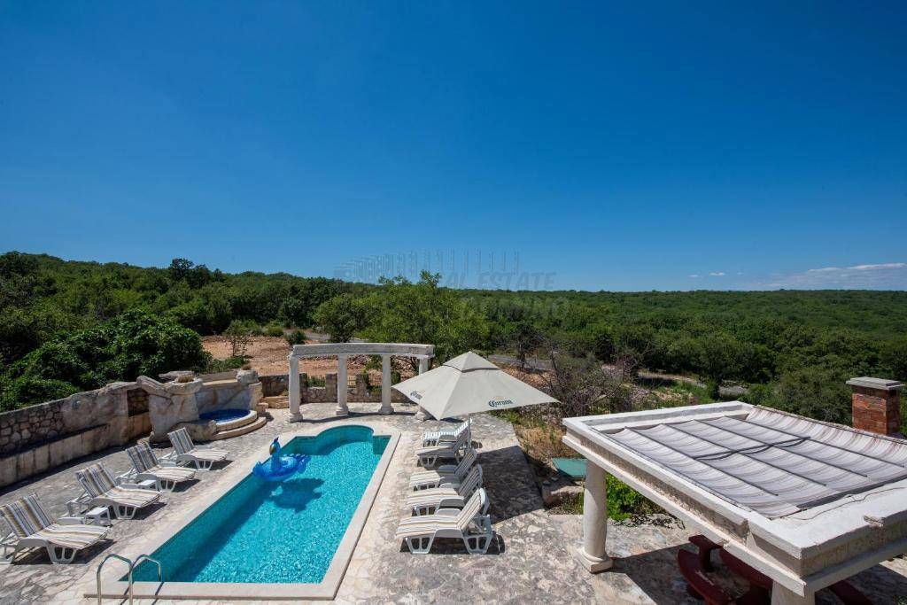 Edinstvena mediteranska vila z bazenom, savno in velikim vrtom!