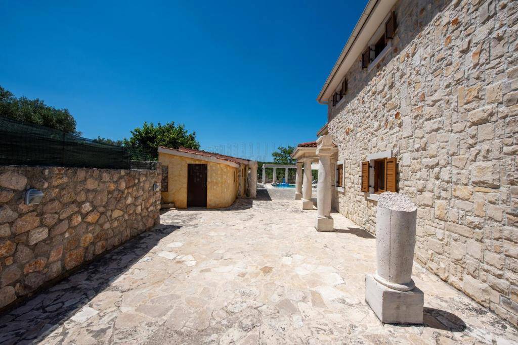 Edinstvena mediteranska vila z bazenom, savno in velikim vrtom!
