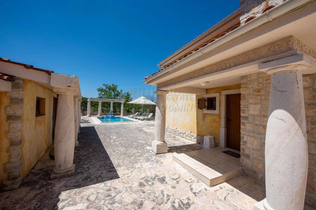 Edinstvena mediteranska vila z bazenom, savno in velikim vrtom!