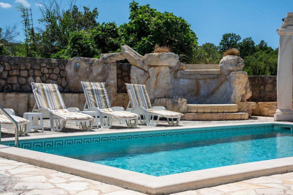 Edinstvena mediteranska vila z bazenom, savno in velikim vrtom!