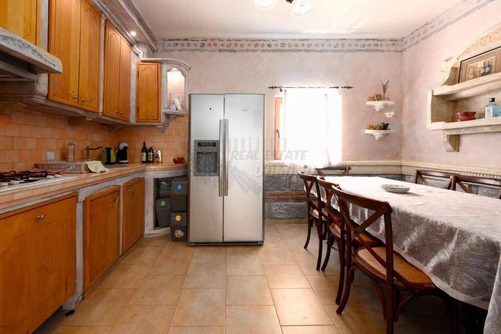 Edinstvena mediteranska vila z bazenom, savno in velikim vrtom!