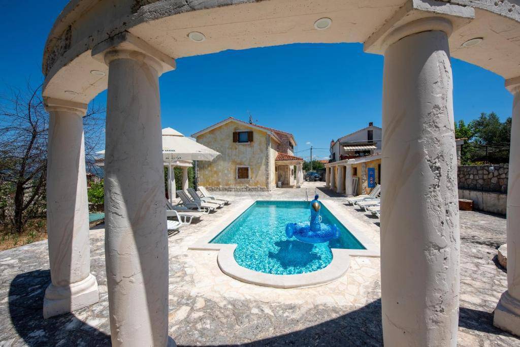 Edinstvena mediteranska vila z bazenom, savno in velikim vrtom!