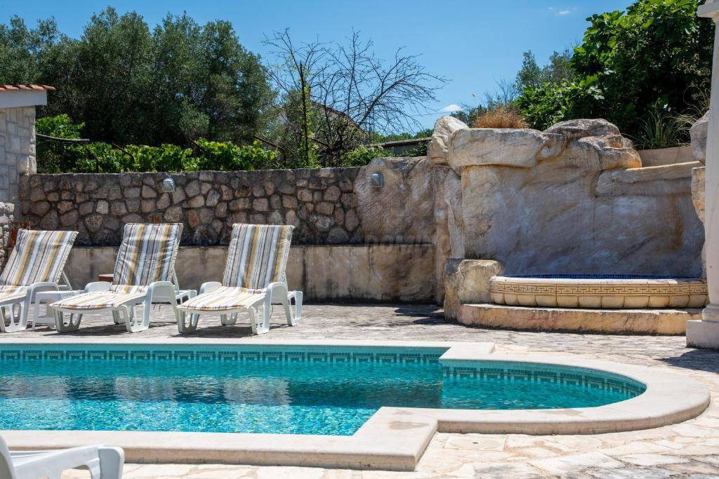 Edinstvena mediteranska vila z bazenom, savno in velikim vrtom!