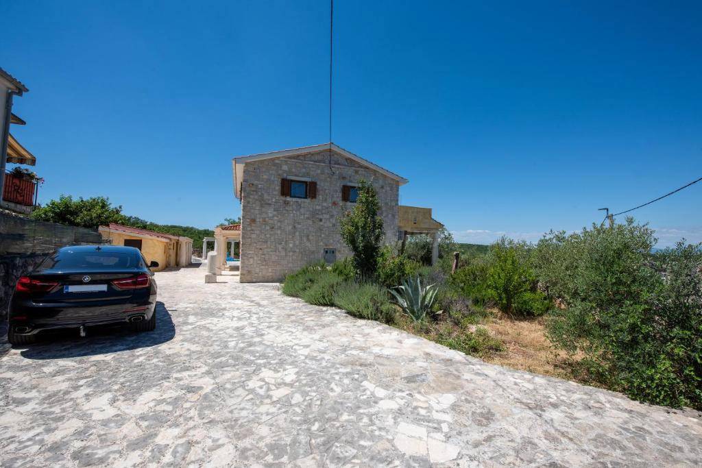 Edinstvena mediteranska vila z bazenom, savno in velikim vrtom!