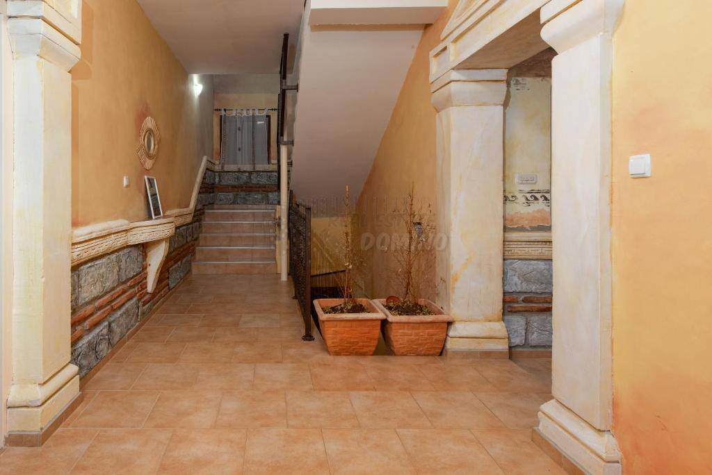 Edinstvena mediteranska vila z bazenom, savno in velikim vrtom!