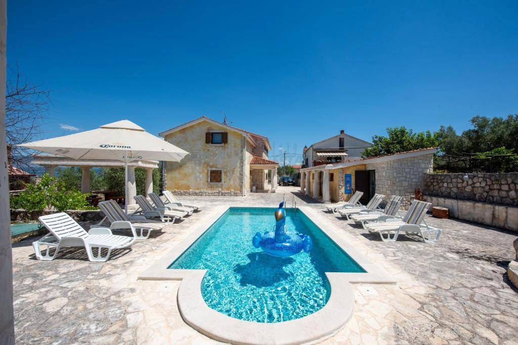 Edinstvena mediteranska vila z bazenom, savno in velikim vrtom!