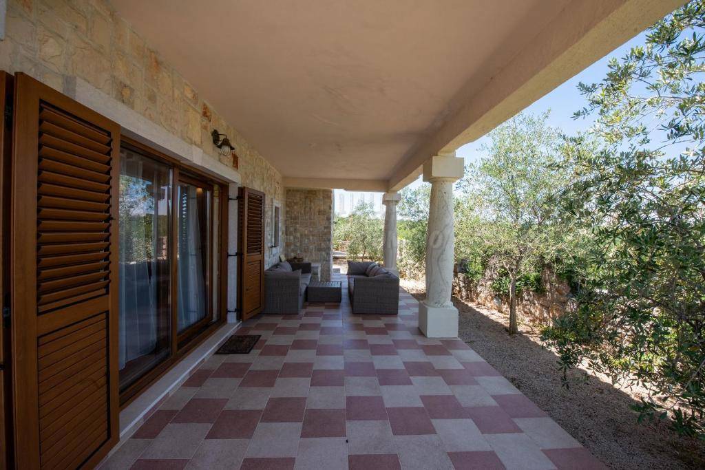 Edinstvena mediteranska vila z bazenom, savno in velikim vrtom!