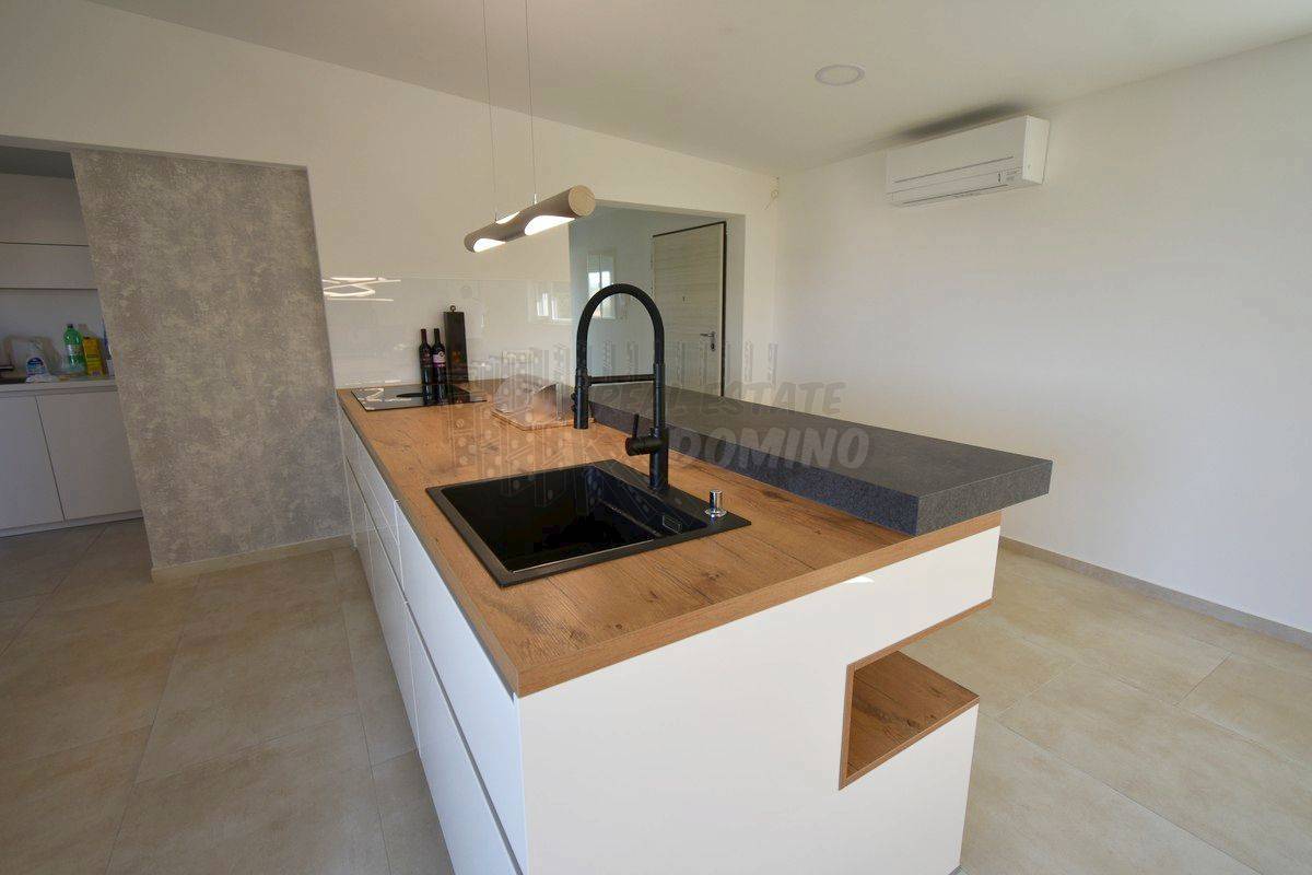 Luksuzni penthouse z bazenom na strehi in odprtim pogledom na morje!