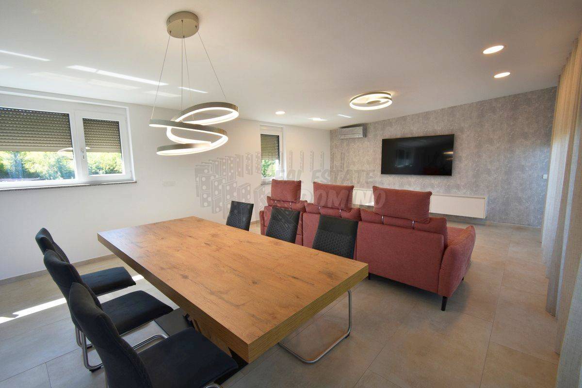 Luksuzni penthouse z bazenom na strehi in odprtim pogledom na morje!