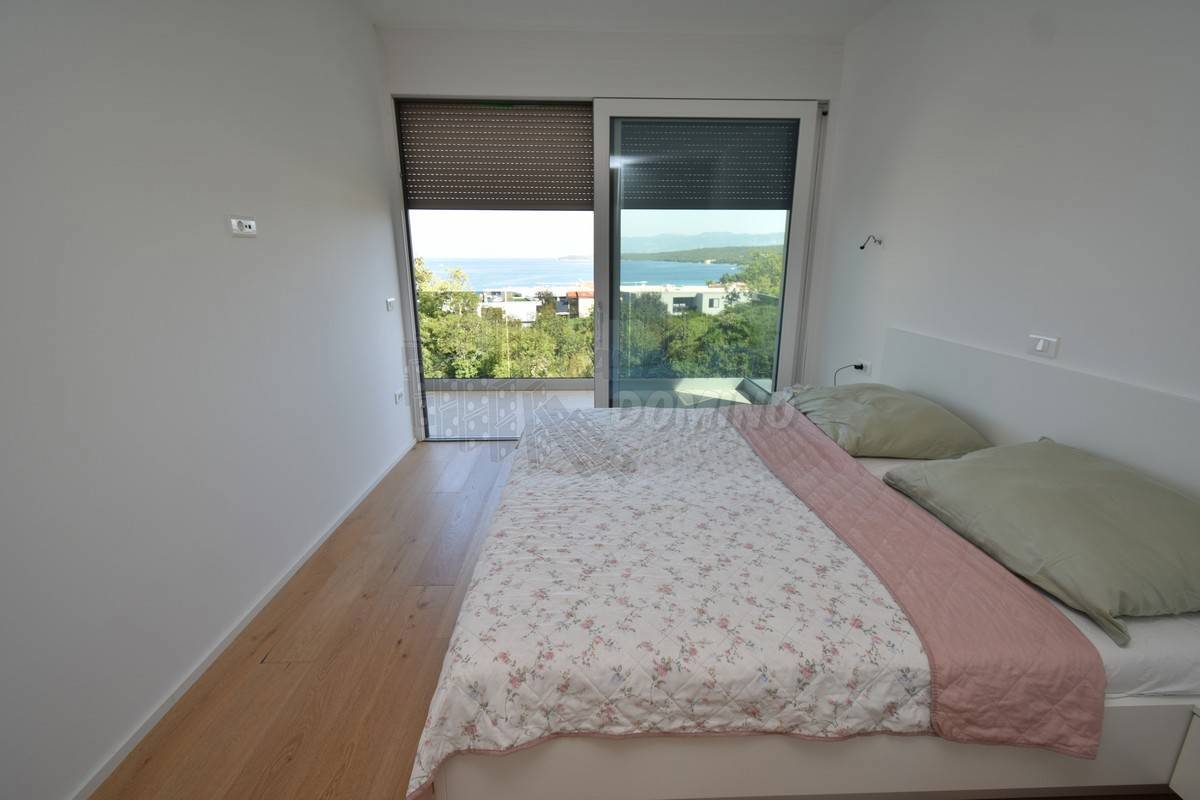 Luksuzni penthouse z bazenom na strehi in odprtim pogledom na morje!