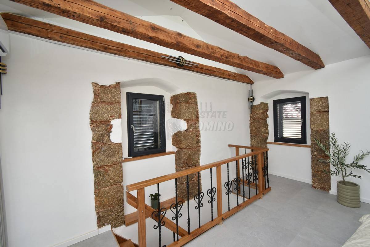 Čudovita obnovljena stara kamnita hiša! Punat!