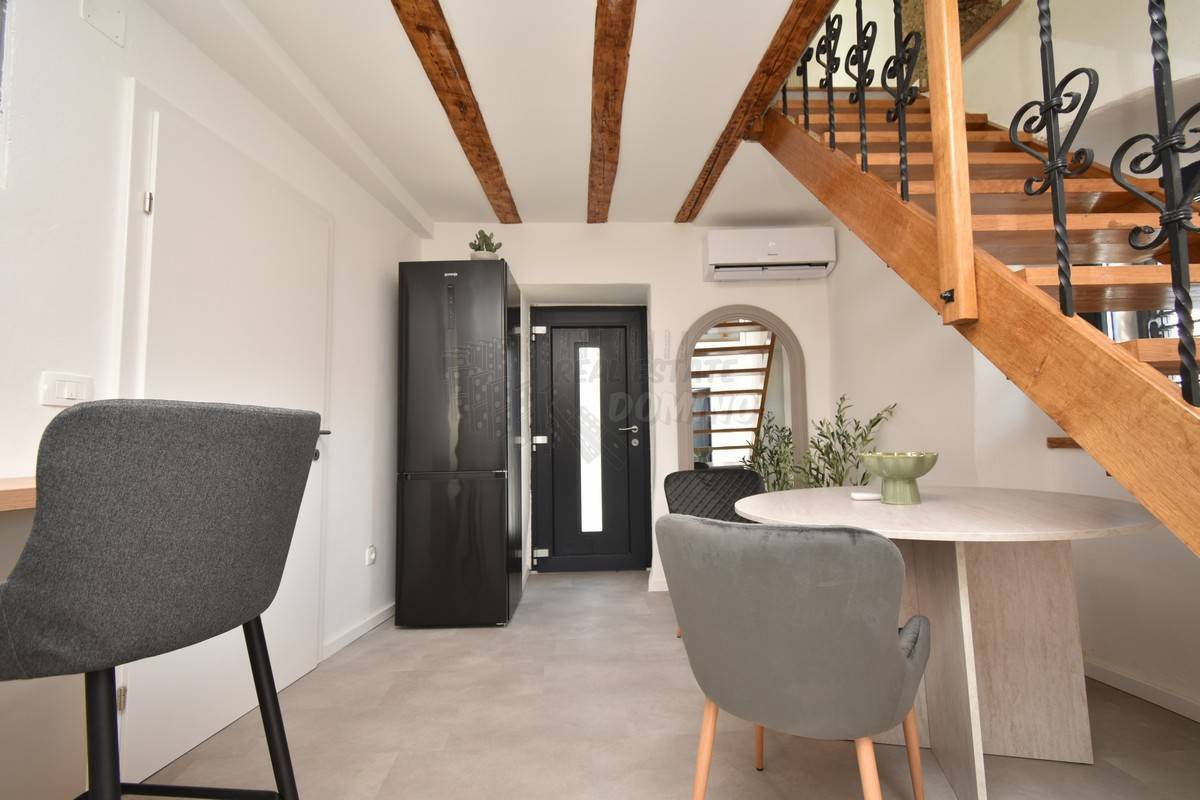 Čudovita obnovljena stara kamnita hiša! Punat!